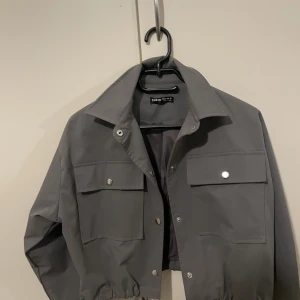 kort&tunn jacka  - Storlek xs