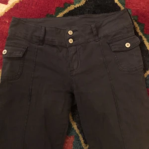 Skitsnygga byxor!! - Så fina byxor från Brandy! Sitter så fint på men är tyvärr lite korta på mig som är ca 170! Har använts en del men har inga defekter 😇
