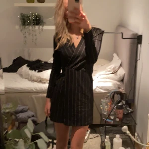 Festklänning - En svart randig klänning i typ kostym stuk. Perfekt till jul och nyår!!