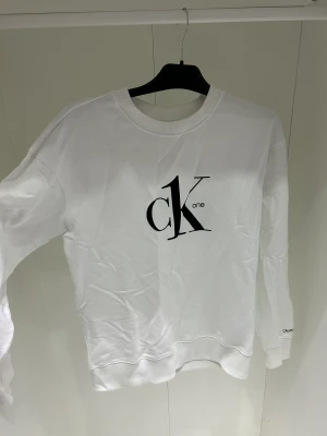 Calvin Klein tröja - Använd endast en gång. Nypris runt 700kr. 
