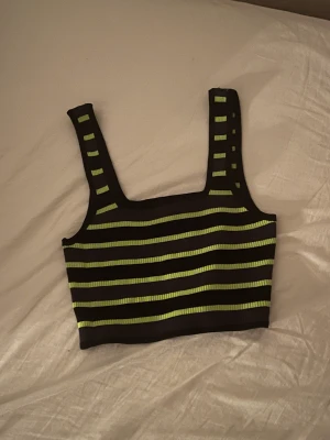  Crop top från H&M  - Storlek s och fick i födelsedagspresent och har aldrig använt den eller ens prövat den, var inte riktigt min stil 