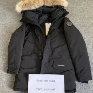Canada goose Langford Parka - Canada Goose Langford Parka Black label. Alla storlekar finns!  Går att få i red label.    3599kr + gratis frakt med spårbar DHL, 5-7 arbetsdagar.  𝐄𝐫𝐛𝐣𝐮𝐝𝐚𝐧𝐝𝐞: Få valfri T-shirt eller mössa vid köp över 1500kr!  