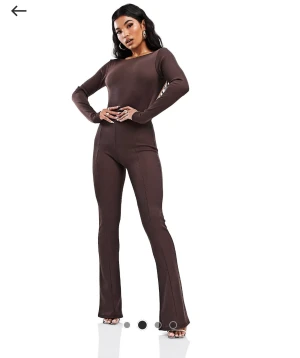 Jumpsuit  - Brun Jumpsuit, storlek 36 men liten i storleken så passar 34 mer skulle jag säga. Aldrig använd.