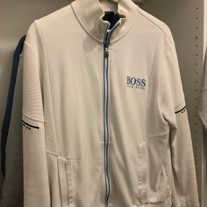 Hugo boss storlek L - De är en fin Hugo boss tröja som är sällsynt, knappt använd. Ljuset är dålig. Den är i fint skick!  Passar även M Hör av dig av fler bilder