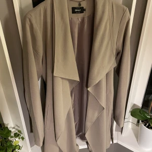 Kappa Only - Fin beige kappa i storlek S