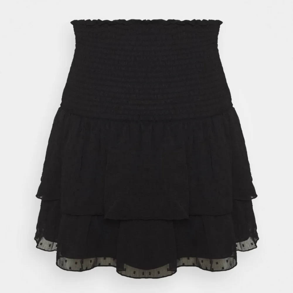 Säljer denna kjol från Ginatricot! Endast använd några få gånger, den är slutsåld 💗. Kjolar.