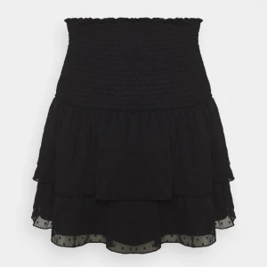 Kjol - Säljer denna kjol från Ginatricot! Endast använd några få gånger, den är slutsåld 💗