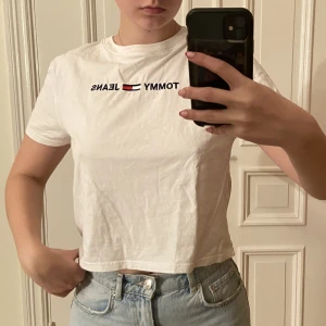 Tommy Jeans t-shirt - En vit och fräsch t-shirt från Tommy Hilfiger i bra skick. Köptes för 599, säljs för 100✨
