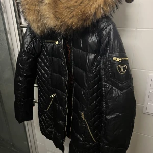 Jacka - En vinterjacka från ROCKANDBLUE med äkta päls men med avtagbar päls. Använd fåtal gånger och kan passa både en S/M. Nypris 3300kr