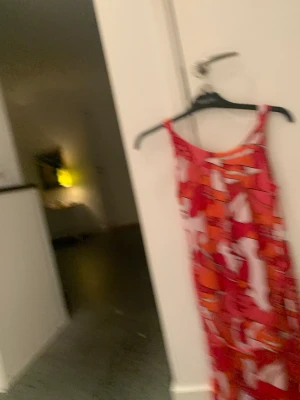 Blommig klänningen  - Blommig färgglad klänning