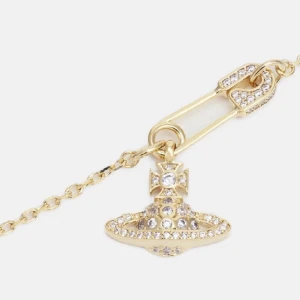 Vivienne Westwood Halsband i guld färg  - Säljer halsbandet eftersom att jag tröttnat på den. Endast använd ett par gånger, boxen finns med samt en liten påse och lapp. Perfekt skick Ny pris 1815kr, pris kan diskuteras 