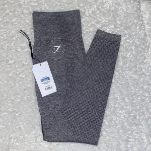 Gymshark  - Gymshark Vital leggings i stolek S. Färgen Smokey grey Marl. Bara använda en gång så inga skavanker, som nya. Har klippt av tvättlappen vid ankeln. 