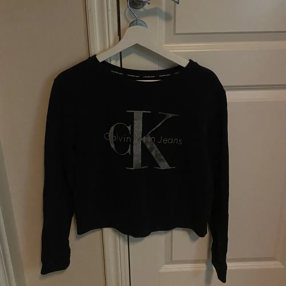 Säljer nu min äkta tröja från Calvin Klein, eftersom den längre inte kommer till användning💕 Storlek S  Skriv för fler bilder💕🤩. Tröjor & Koftor.