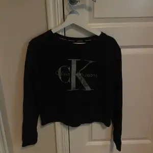 Säljer nu min äkta tröja från Calvin Klein, eftersom den längre inte kommer till användning💕 Storlek S  Skriv för fler bilder💕🤩