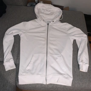 Vit hoodie - Säljer en vit hoodie från Urban classics då den tyvärr inte kommer till användning. Den är i storlek medium, men kan även passa small om man vill ha den lite mer oversized