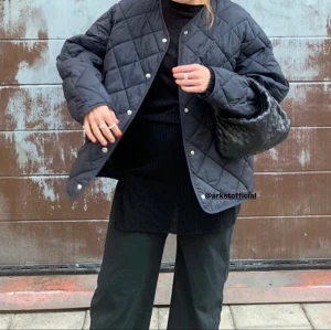 Quiltad jacka ARKET - Så fin quiltad jacka från arket <3 skick: använd men mycket fin fortfarande! Skickar gärna fler bilder privat om det så önskas storlek: s men passar de som har xs-m ❤️ köp! 