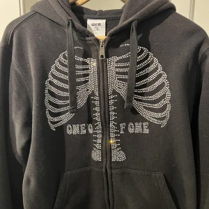 One of one hoodie - One of one hoodie, den är har inga skavanker eller något som tyder på användning. Skicket är som nytt. Denna släpptes för ett år sedan, har knappast använt den och nu är den för liten. Storleken är S, sitter som den ska. Vid snabb affär kan priset sänkas.