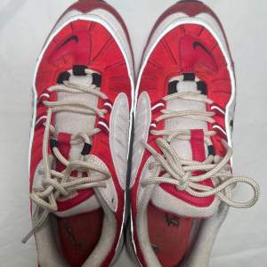 Nike air Max 97 röda använda ett par gånger  Skorna är inte i nyskick men är fortfarande i ett gott skick  Nypris 1700kr