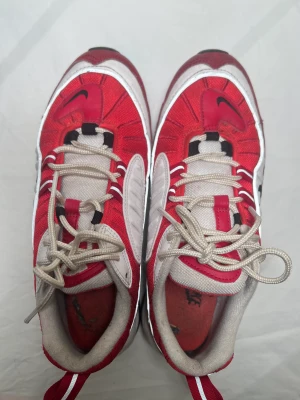 Nike air Max 97 - Nike air Max 97 röda använda ett par gånger  Skorna är inte i nyskick men är fortfarande i ett gott skick  Nypris 1700kr