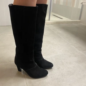 lavorazione artigianale stövlar!❤️ - Säljer nu mina super fina lavorazione artigianale stövlar som blivit lite små. Dom är välanvända men inte slitna eller så! De är i storlek 37. De säljs ej längre men deras nypris bör landa på ca 1700kr. Mitt pris 400kr. Köparen står för frakten 