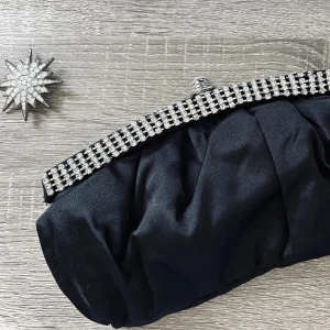 Lyxig Portmonnä, Svart Sammet - Lyxig portmonnä i svart sammet 💎🖤  Möts upp i Stockholm 