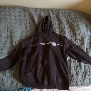 Santa Cruz hoodie - Storlek M men passar som en L. Aldrig använt i bra skick