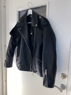 Skinnjacka  - Skinnjacka från Missgudied  Aldrig använd och storlek M men passar L också.  Köpt för 599kr 