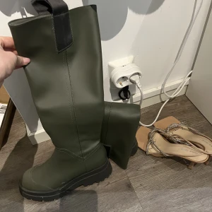 Gröna höga boots - Så snygga gröna höga boots! Helt oanvända. Storlek 39! Från zalando 
