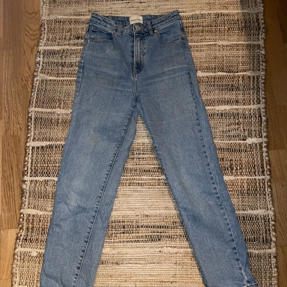 Lagom stretchiga jeans som håller formen bra. Passar extra bra för den som har lite större rumpa och smalare midja. Men funkar superbra annars också!   Nypris är 899kr . Jeans & Byxor.