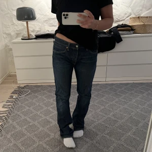 Levi’s 501 mörkblå  - Så snygga, mörkblå 501or från Levi’s! Köpta second hand men endast använt 1 gång. Jag är 167 cm och upplevde de som lite långa! Köparen står för frakt <3