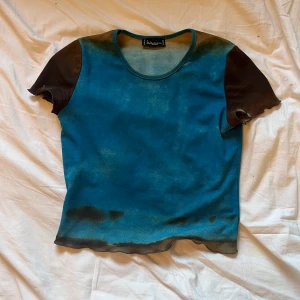 Topp med tryck  - Topp med häftigt tryck! Sitter tajt som en magtröja 💖🙏🏼kan posta🧚‍♂️🧚‍♂️