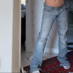Baggy jeans  - Baggy jeans från American Eagle i modellen original straight🧚‍♂️storlek 32/34💖superfin tvätt 💖dom är vääääldigt långa på mig i benen som är 164 så skulle passa bättre på ngn som va lite längre ! 