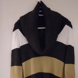 OANVÄND randig polotröja m. större polokrage. Mörkgrå, vit, beige. Strlk XS / 34 - NY & OANVÄND Mörkgrå/vit/beige-randig polotröja med större polokrage. Storlek: XS/34. Material: Akryl mfl. Lappar/tags sitter kvar sedan inköpet. Inga fel/defekter.