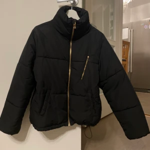 Oanvänd puffjacka - Jättefin och varm ”oversize” jacka i strl 170. Skickas ej 