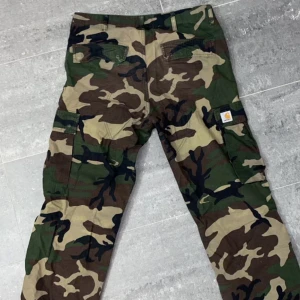 Carhartt camo cargobyxor - Carhartt wip cargobyxor. Nästan nyskick. Skriv gärna om du har frågor eller vill ha fler bilder. Storlek 32/32 nypris: 1200kr
