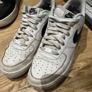 Nike air force storlek 43  - Säljer ett par vita air force, storlke 43 75 kr 