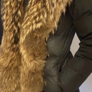 En äkta hollies jacka med päls  - En snygg jacka med fin päls runt hela. Mindre osynliga skador finns på jackan men inget märkvärdigt. Hade kunnat posta den men då får köparen betala frakten.☺️storlek S/M