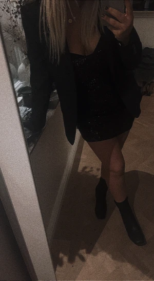 Snygg glitter paljett klänning!  - Jätte snygg svart glittrig paljettklänning. Perfekt till nyår! 