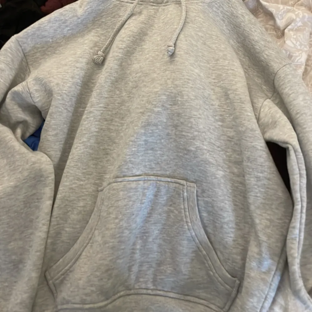 Grå hoodie från bikbok som jag inte använder längre. Nypris 400 säljer för 250 då jag köpte den för 2 månader den och knappt använt❤️. Hoodies.