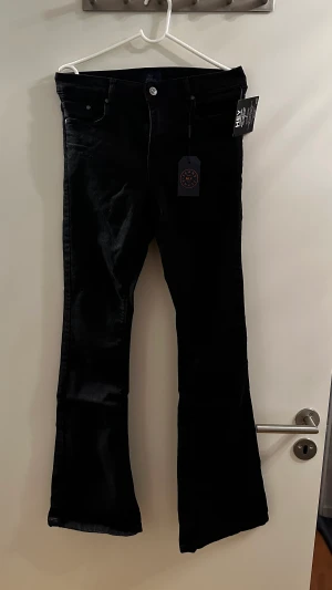 Helt nya svarta stretch jeans  - Stretch material och utsvängda ben Nya med taggar på. 