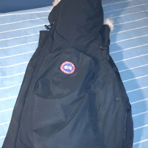 Canada goose jacka  - Säljer min canada goose jacka som e för stor för mig den är en kopia ser ut precis som äkta 