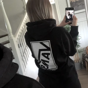 Vans hoodie - Litet slitage på trycket på ryggen ( se bild 3 ), men annars bra skick. Nypris runt 700-800kr. Passar både tjejer och killar 🌟💖Frakten är inte inkluderad i priset