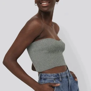 Stickad bandeau topp - Grågrönstickad topp från zara, i jättefint skick och säljer för att den aldrig kommer till användning längre. Pris kan diskuteras❤️