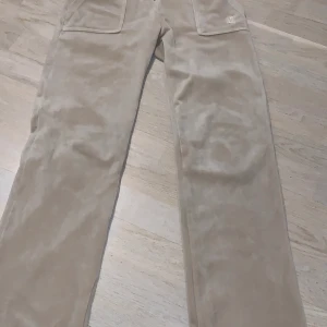 Juicy byxor - TRYCK INTE PÅ KÖP NU! Säljer dessa juicy byxor men vill HELST byta om ett par gråa juicy eller beige i färgen taupe. Vill byta mot ett andra par i storlek xs. Använda 2 gånger och det var inte riktigt min färg. Säljer för 1000 och man står för frakten 💕