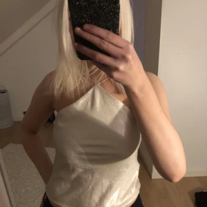 Topp från gina  - Säljer min jätte fina topp från gina då den inte kommer till användning🫶🏼