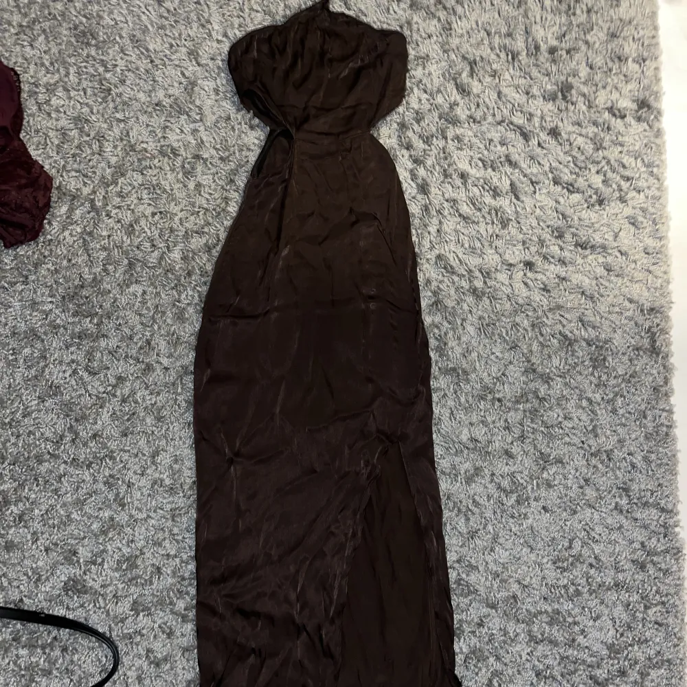Säljer nu min super fina brunna silkesklänning från ginatricot!! Hade gärna haft kvar den men den har tyvärr blivit för liten. Det är stolek 34!! Den har håldetaöjer i midjan och en slits längre ner på ena sidan. Endast använd två gånger. Klänningar.