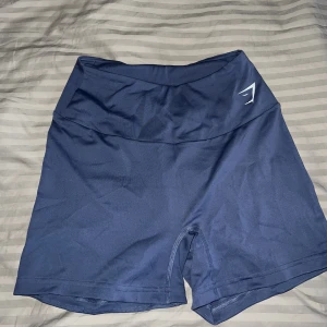 Gymshark shorts  - Shorts från gymshark i strl M! Passar mig med xs-s!💕 sista bilden visar passformen! Endast provade då jag har för mkt gymkläder 🥰blå-grå färg! Stretchiga & går att ha både korta & lite längre!