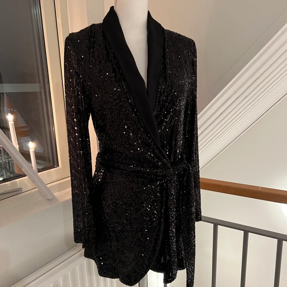 Glitterklänning från zara som är använd en gång förra nyår. Skriv för att få fler bilder🥰 Nypris var 699kr. Klänningar.