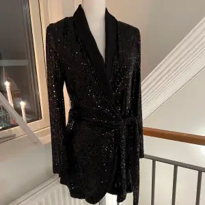 Glitterklänning från zara som är använd en gång förra nyår. Skriv för att få fler bilder🥰 Nypris var 699kr