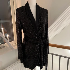 Glitterklänning - Glitterklänning från zara som är använd en gång förra nyår. Skriv för att få fler bilder🥰 Nypris var 699kr
